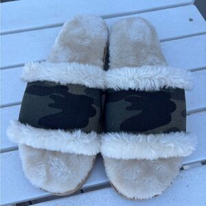 Camo Minnetonka Faux Fur Slippers